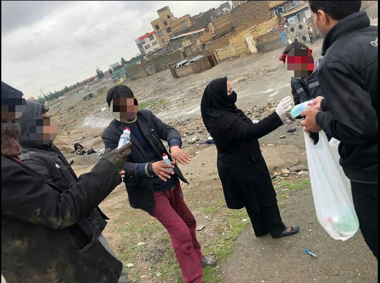 مدیرکل بهزیستی خراسان رضوی از توزیع ۱۸۰۰ بسته مواد ضدعفونی و شوینده بین معتادان 
متجاهر مشهد خبر داد و گفت: در هفته اول گسترش کرونا در استان برای مراقبت از کودکان کار در شهر، اقدام به توزیع بیش از ۵ هزار بسته اقلام بهداشتی کردیم.