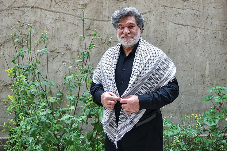 یک دنیا حرف برای گفتن دارد. یک دنیا خاطره؛ هم از سال‌های دور و هم روز‌هایی نه‌چندان قدیمی. اصلا نمی‌داند برای شنیدن کدام‌یک از وقایع زندگی‌اش میهمان خانه او شده‌ایم.