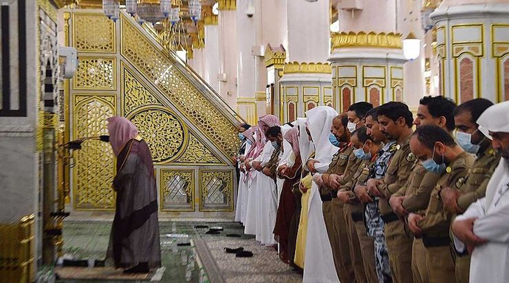 نخستین نماز تراویح ویژه ماه مبارک رمضان پنجشنبه شب در مسجد النبی (ص) در شهر مدینه منوره در میان تدابیر پیشگیرانه بهداشتی برای مبارزه با ویروس کرونا برگزار شد.