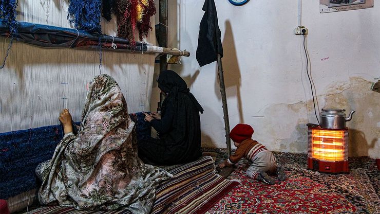 تأمین مسکن شاید مهم‌ترین و پردغدغه‌ترین موضوعی است که زنان سرپرست خانوار با آن درگیر هستند، زیرا بیش از نیمی از هزینه زندگی را تأمین مسکن اجاره‌ای تشکیل می‌دهد و اگر سازمان‌های مربوط این دغدغه را حل کنند، آسیب کمتری از نظر اقتصادی متوجه زنان سرپرست خانوار می‌شود. در این بین سازمان بهزیستی و کمیته امداد برای کمک به زنان سرپرست خانوار و امنیت و امید به آینده، آن‌ها را تا حد ممکن حمایت می‌کنند و با توانمندکردن آن‌ها و ایجاد اشتغال و کسب درآمد هر چند اندک، به آینده‌ای روشن امیدوار کرده‌اند.