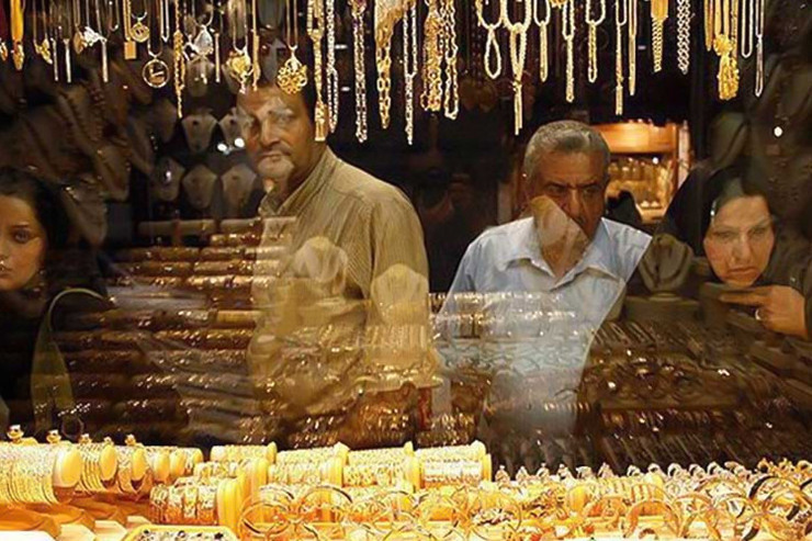 رئیس اتحادیه طلا و جواهر مشهد گفت: در روز‌های گذشته مراجعه مردم به طلافروشی‌های شهر مشهد برای فروش طلا بی‌سابقه بوده است.