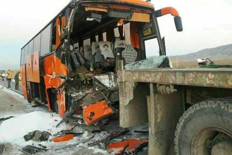 صبح امروز یک دستگاه اتوبوس با یک دستگاه تریلی در محور ماهیرود به سربیشه برخورد کرد. در این حادثه تا این لحظه ۱۲ نفر جان باختند و ۸ نفر مصدوم شده اند.