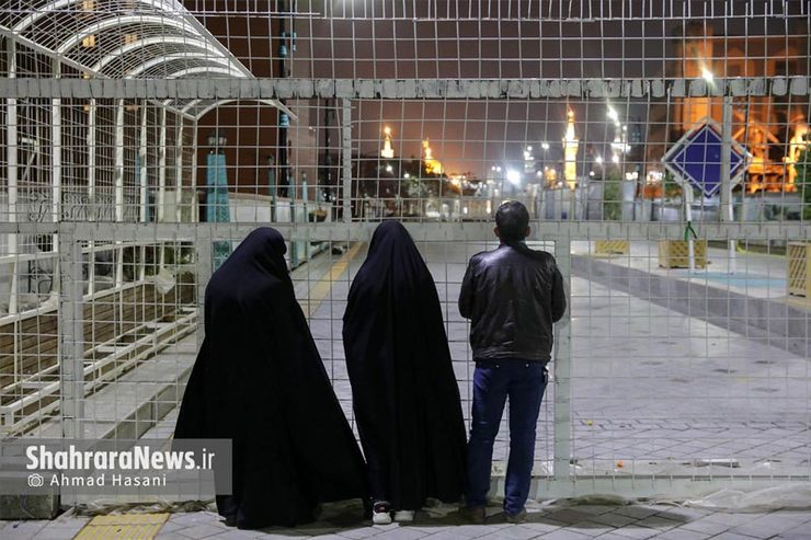 آن‌ها که مشهدی‌اند، رسم زیارت هفتگی چهارشنبه‌ها را می‌دانند و این را گذاشته بودند کنار امورات عادی زندگی‌شان و عیدفطر، عاشورا و تاسوعا، شب عید و هزار مناسبت دیگر که کنار ضریح امام‌رضا (ع) می‌گذارندند. هنوز خیلی از این ماجرا‌ها نگذشته، اما انگار این نزدیک به ۲ ماه خیلی کش‌دار شده است.