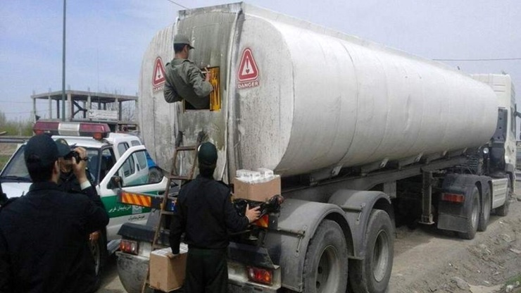 جانشین مرزبانی استان خراسان رضوی از کشف بيش از ۹۰۰۰ ليتر سوخت قاچاق توسط مرزبانان اين هنگ خبر داد.