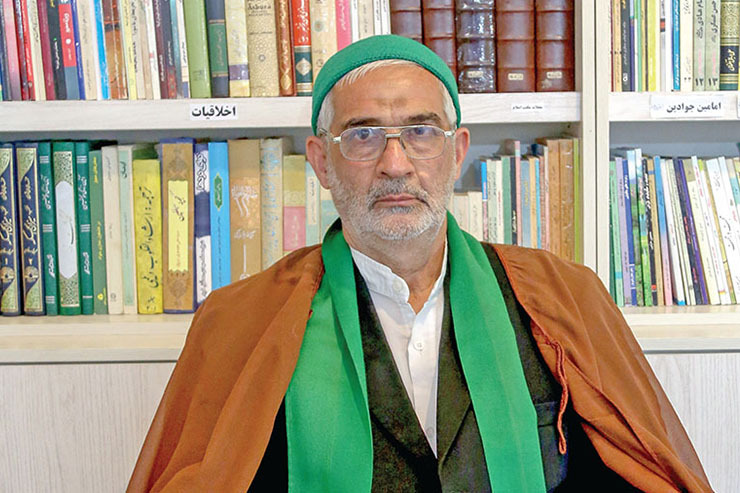 روحانی مؤلف که کتابخانه‌ای کوچک در خانه‌اش راه‌اندازی کرده است
