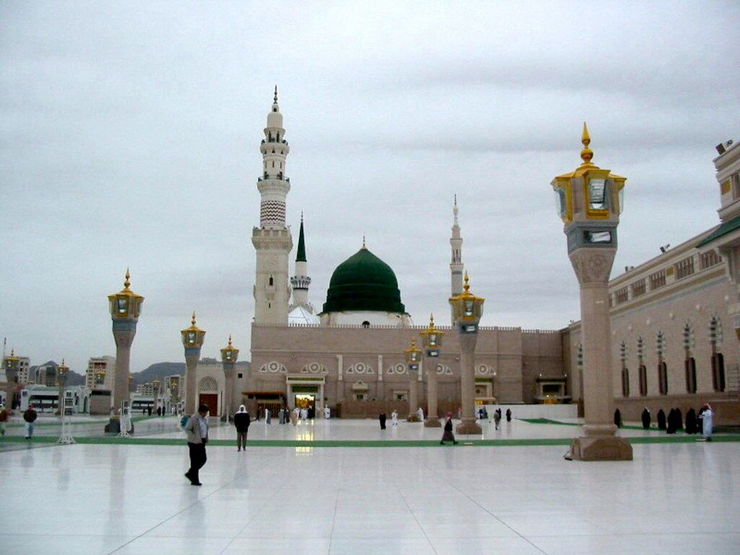 مسجدالنبی (ص) واقع در شهر مدینه عربستان صبح روز یکشنبه پس از ۲ ماه تعطیلی به دلیل شیوع کرونا بر روی نمازگزاران باز شد.