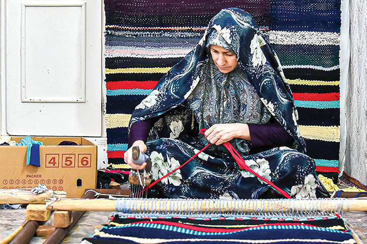 ساعتی با هنرمند محله سیس‌آباد که هنردستی خورجین بافی را احیا کرده است.