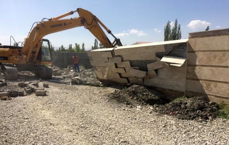 مستحدثات غیرمجاز مستند به تبصره ۲ ماده ۱۰ در بخش تبادکان مشهد قلع‌وقمع شد.