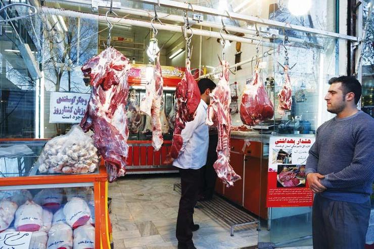 سرتاسر بولوار استقلال فروشگاه‌های عرضه گوشت و مواد پروتئینی است که به‌دلیل این تجمع روزی دو، سه بار تصادف اتفاق می‌افتد.