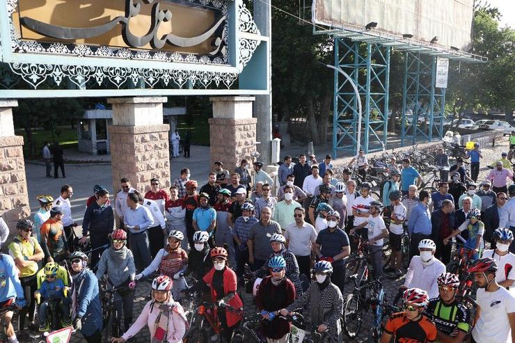 مدیر روابط عمومی معاونت عمران، حمل‌ونقل و ترافیک شهرداری مشهد از شرکت ۳۰۰ دوچرخه‌سوار زن و مرد در همایش دوچرخه‌سواری روز جهانی دوچرخه در مشهد خبر داد.