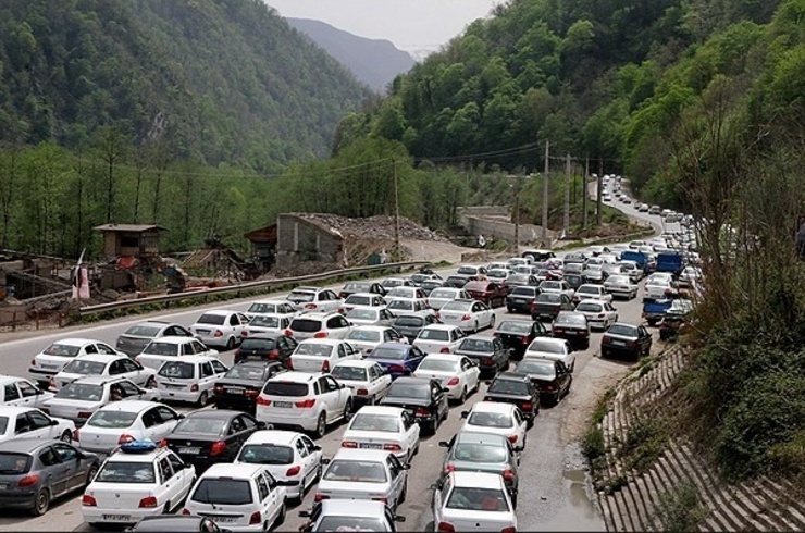 ترافیک سنگین خودروهای مسافران برخلاف گذشته برای مردم مازندران بیشتر از خبر منافع اقتصادی و رونق کسب‌وکار، نگرانی از شیوع و اوج‌گیری دوباره ویروس کرونا و خسارت را ایجاد کرده است.