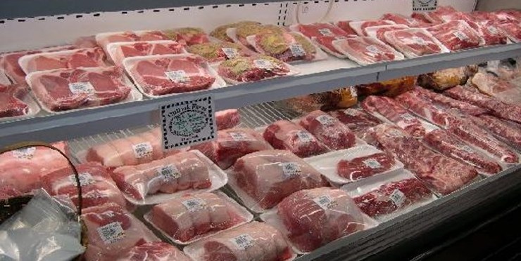 با هماهنگی‌ها و تدابیر صورت گرفته جهت کنترل بازار، بیش از ۴ تن گوشت گوسفندی منجمد وارداتی با تفاوت قیمتی قابل توجه نسبت به بازار‌های داخلی، از روز گذشته در فروشگاه‌های «شهرما» توزیع و در اختیار شهروندان قرار گرفت.