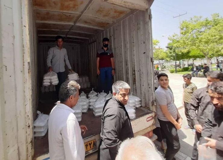 هیات مذهبی رهروان روح الله خانواده شهدا در مشهد به مناسبت رحلت حضرت امام خمینی(ره) ۹ هزار وعده غذایی در مناطق مختلف حاشیه کلانشهر مشهد توزیع کردند.