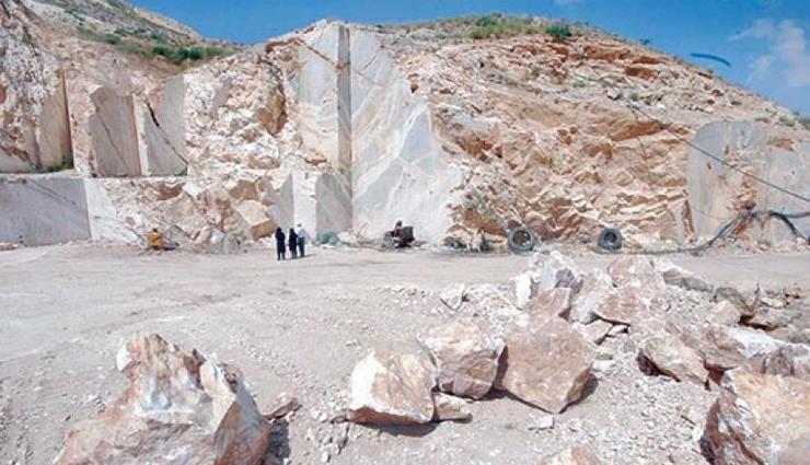 معادن کوچک و متوسط سهم میانگین ۶۵ درصدی از میزان استخراج سالیانه با حدود ۲۶۰ میلیون تن را به خود اختصاص داده‌اند.