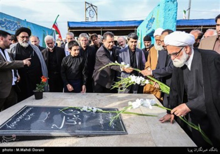 به گزارش شهرآرانیوز، مزار شهدای گلگون کفن ۱۵خرداد سال ۴۲ گلباران شد.