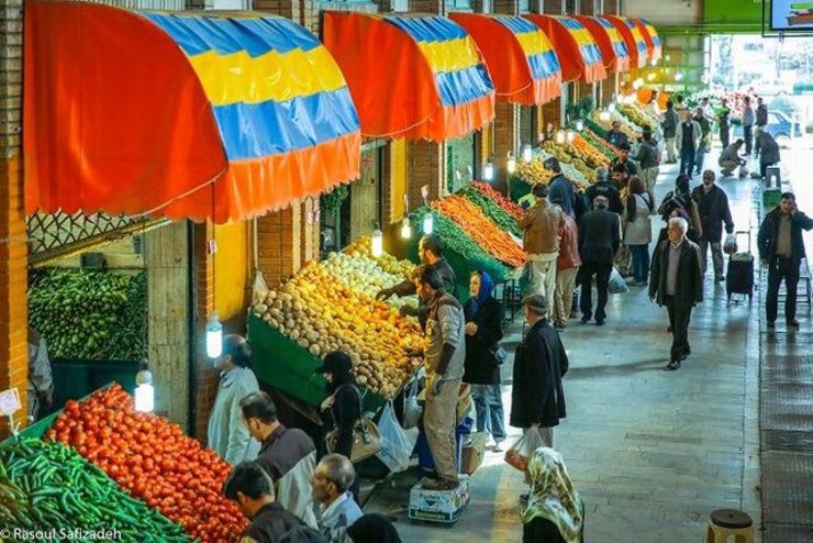 رئیس اتحادیه بارفروشان میوه قیمت میوه‌های نوبرانه را مناسب و ارزان عنوان می‌کند، درحالی‌که رئیس اتحادیه خرده‌فروشان دلیل گرانی قیمت‌ها را دلال‌بازی، دست‌به‌دست شدن بار در طول شبانه‌روز و نبود قیمت مصوب در میدان مرکزی میوه می‌داند.
