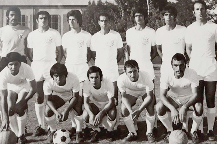 عکس تیمی از پاس که قهرمان باشگاه‌های مشهد در فصل ۴۸-۱۳۴۷ شده است. این تیم همان‌موقع نماینده استان در مسابقات قهرمانی باشگاه‌های ایران در منطقه ۳ بود. در این تصویر بازیکنان تیم مشهدی به‌ترتیب ایستاده از چپ عبارت‌اند از: مهدی ایمان‌نژاد (دروازه‌بان)، علیرضا گیل‌عرب، حسین عبادزاده، جعفر اسلامی، علی نیکخو، کریم مسرور، سیدمهدی قیاسی (مربی و بازیکن تیم). نشسته از سمت چپ: علیرضا طاقه‌چیان، محمود سکوتی، سبزواری، صفوی و جواد حشمت مهاجر.