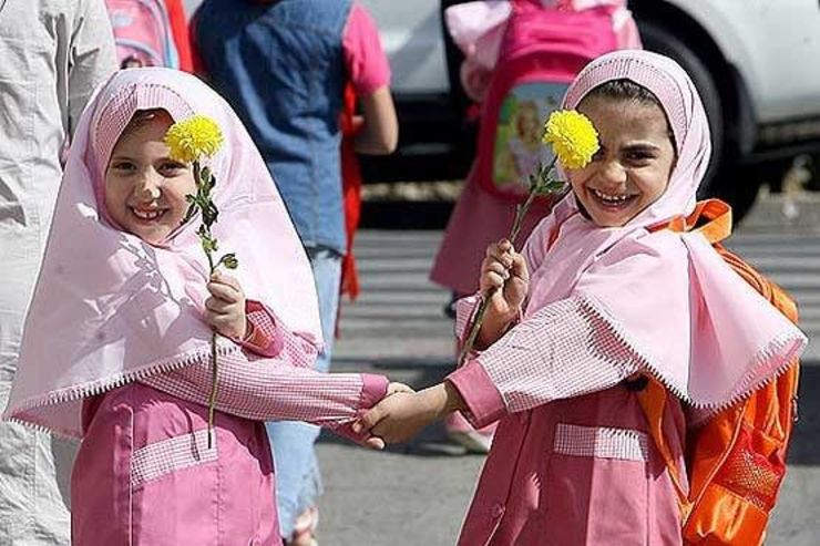قوانین ثبت‌نام کلاس‌اولی‌ها تغییری نکرده است و نوآموزانی که در نیمه اول امسال، ۶ سالشان تمام شود، می‌توانند برای پایه اول ثبت‌نام کنند.