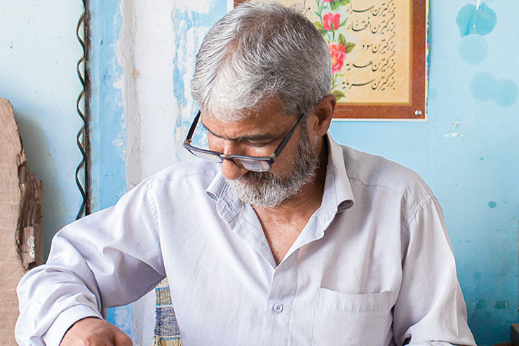 استاد قلم زنی محله کوی سلمان از مخاطرات شغلش می‌گوید.