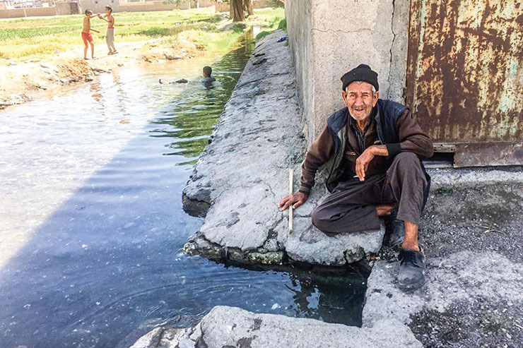  رئیس کمیسیون فرهنگی شورای شهر مشهد از آب‌تنی بچه‌ها در «پورسینا» بازدید کرد