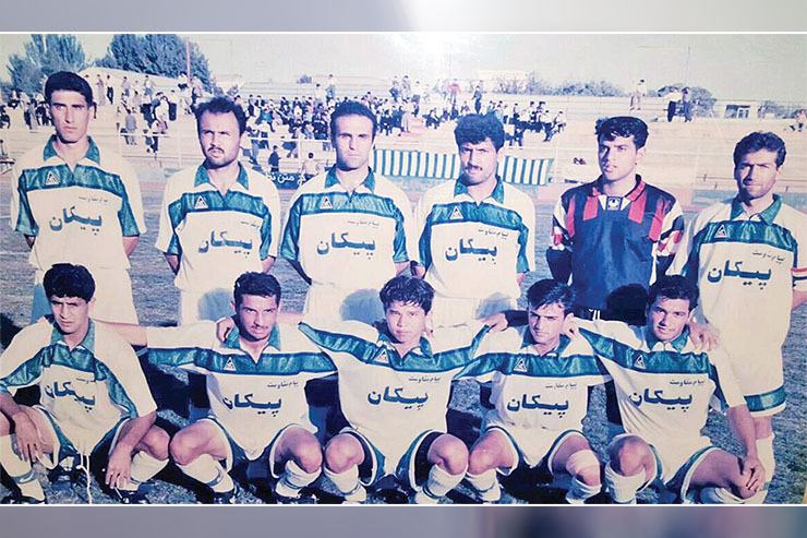 عکسی تیمی از پیام مقاومت که در سال ۷۷ با نام «پیام پیکان» در مسابقات لیگ دسته‌یک حضور داشت. در این تصویر که مربوط به بازی پیام و نساجی در ورزشگاه تختی مشهد است، نفرات به‌ترتیب ایستاده از راست عبارت‌اند از: جواد نمازی، احمد دونوا، مجید حسینی‌پور، عباس دهقانی، اکبر ایزدی و منصور جمالیان. نشسته از راست: مصطفی صنوبری، حامد شامحمدی، باقر احمدی، حسین صداقت و مرتضی برگی‌زر. این دیدار با تساوی ۲ بر ۲ به پایان رسید.
