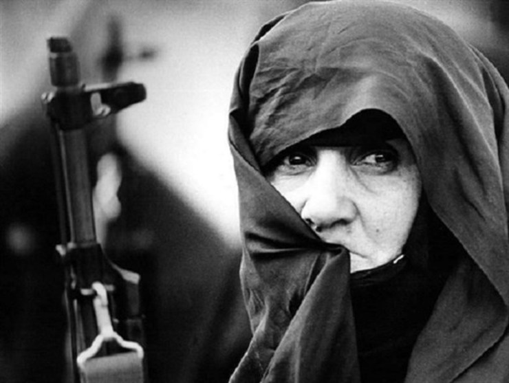 حضور دختران و زنان در دفاع حماسی خرمشهر در برابر ارتش عراق، برای اولین بار در سینمای ایران به تصویر کشیده می‌شود.