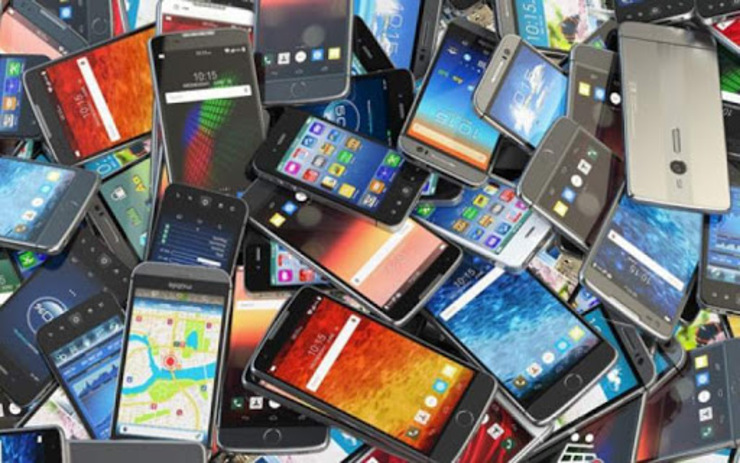 رئیس اتحادیه فروشندگان دستگاه‌های صوتی و تصویری و تلفن همراه گفت: قیمت کالا‌های الکترونیکی و یا هر کالایی که وارداتی باشد وابسته به نرخ دلار و ارز است و اکنون قیمت تلفن همراه به طور میانگین ۳۰ تا ۳۵ درصد افزایش یافته است.