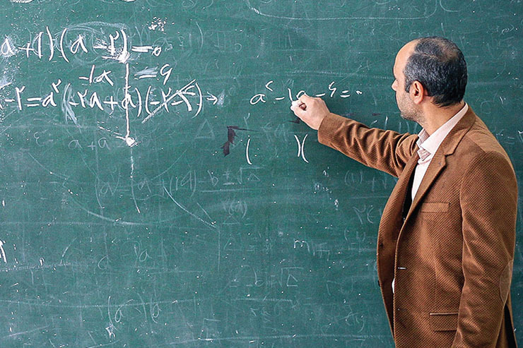 نگاهی به شرایط معلمانی که به «حمایتی» شهره‌اند و به کودکان می‌آموزند که علم بهتر است یا ثروت
