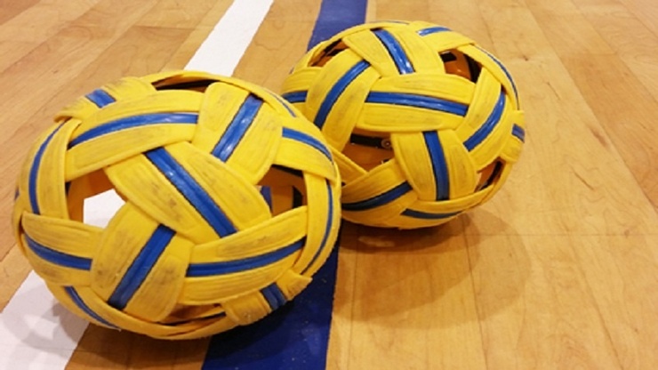 سپک‌تاکرا (sepak takraw) ورزشی شبیه والیبال است که به جای دست، از پا برای گذراندن توپ از تور استفاده می‌شود.