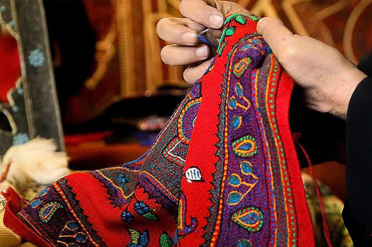معاون صنایع دستی اداره‌ کل میراث فرهنگی، گردشگری و صنایع دستی خراسان رضوی گفت: برای احیای صنعت گردشگری، یکی از الزامات می‌تواند صنایع دستی باشد.