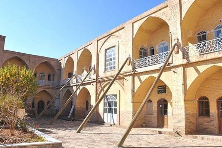 مدرسه علمیه «حاج سلطان‌العلما» مدرسه‌ای بسیار قدیمی است که سال ۸۴ در فهرست میراث فرهنگی به ثبت رسیده اما در چند سال اخیر به علت بی‌توجهی مسئولان، ویرانی به جان این بنا افتاده است.