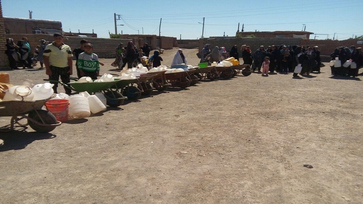به دلیل گرمی هوا و استفاده مشترکین پایین دست و ابتدای خط انتقال ، آب شرب انتهای خط از فشار کمتری برخوردار است.