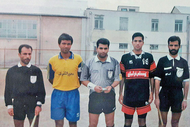 عکسی جالب از علیرضا نیکبخت واحدی با لباس جوانان ابومسلم. عکس مروبط به اوایل دهه ۷۰ است که نیکبخت با نام رضا واحدی در فوتبال مشهد چهره شد و با استایل و سبک بازی منحصر به فرد خود خیلی زود به تیم بزرگ‌سالان ابومسلم و سپس سطح اول فوتبال ایران رسید. این عکس در زمین شماره ۲ تختی گرفته شده و مربوط به مسابقه امید‌های ابومسلم با تیم محور الکتریک است.