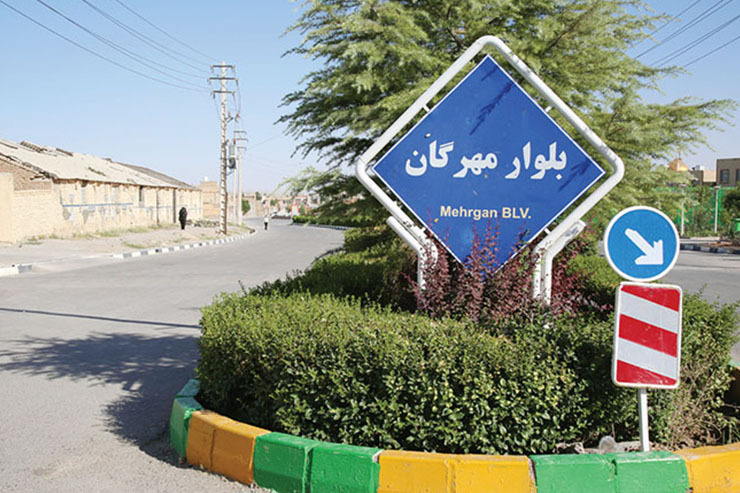 بعد از گذشت یک دهه از افتتاح شهرک مهرگان، همچنان شهروندان این محله با مشکلات زیادی دست‌وپنجه نرم می‌کنند.
