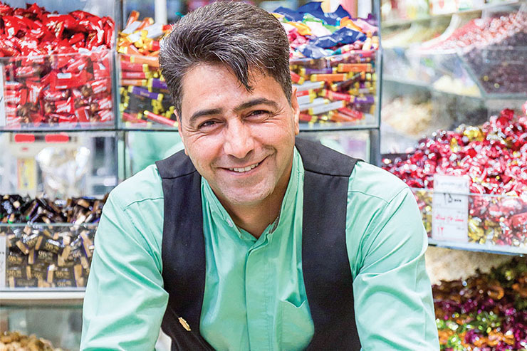 عشقم و علاقه‌ام به محله من را ترغیب کرد تا فروشگاه و مغازه‌ای متفاوت با دیگر مغازه‌ها در مهرآباد داشته باشم.