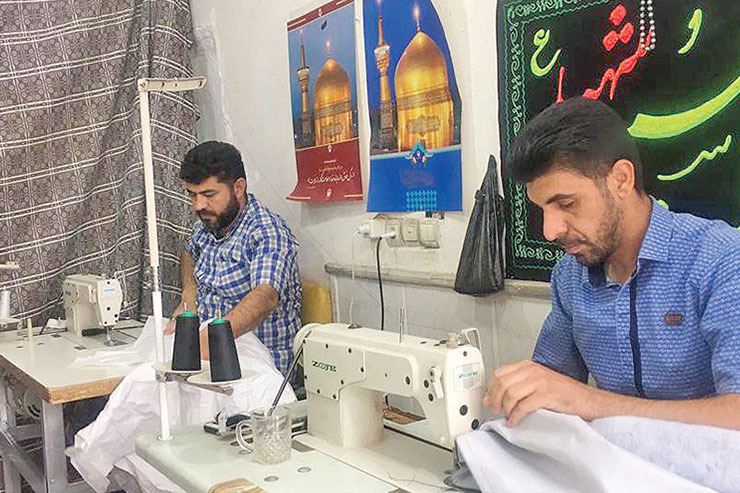 روزانه با کمک ٥ خانم خیاط محله ٣٠٠ گان تولید می‌کنند