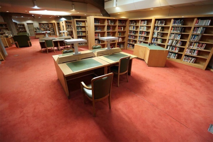 پس از گذشت ۳ ماه از تعطیلی کتابخانه ملی ایران به دلیل شیوع ویروس کرونا امکان استفاده از تالارهای مطالعه کتابخانه ملی با حفظ چارچوب های بهداشتی و شرایط خاص مهیا شده است.