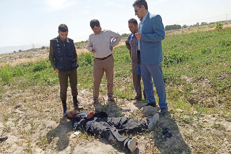قاتل ۴۶ ساله که با اسلحه برادرش را کشته بود، در بازسازی صحنه جرم گفت پشیمان نیستم!