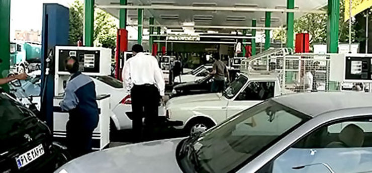  رییس انجمن شرکت‌های زنجیره‌ای توزیع فرآورده‌های نفتی از افزایش مصرف بنزین در کشور پس از کاهش محدودیت‌های تردد خبر داد و گفت: مصرف بنزین در کشور در حال حاضر به حدود ۷۰ میلیون لیتر در روز رسیده است.