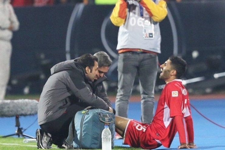 بعد از عمل جراحی محمد انصاری، بازیکنان پرسپولیس به ملاقات وی رفتند.