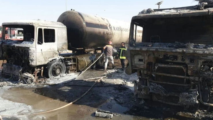 ۲ دستگاه کامیون ترانزیت در توقفگاه خودرو منطقه ویژه دوغارون شهرستان تایباد در خراسان رضوی آتش گرفت.