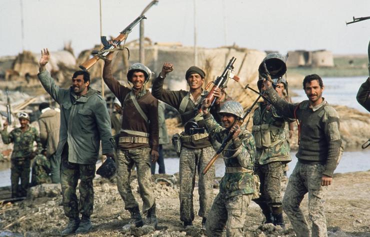 تا وارد خود آبادان نشدند، درست نفهمیده بودند انفجار تاک فارم ها یا همان مخازن نفتی پالایشگاه یعنی چی. یکهو انگار وسط روز وارد شب شدند...