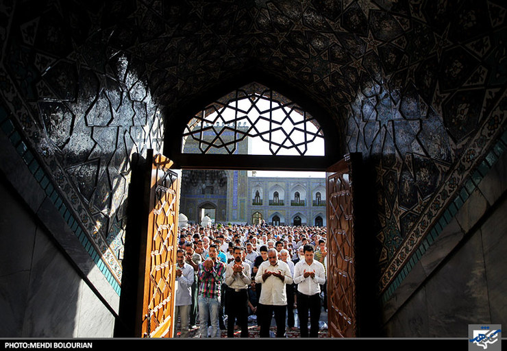 نماز عید فطر دو رکعت است. اقامه آن همانند نماز صبح است با این تفاوت که به جای سوره توحید در رکعت اول و دوم مستحب است به ترتیب سوره‌های اعلاء و سوره الشمس خوانده شود به علاوه رکعت اول ۵ و رکعت دوم ۴ قنوت دارد.