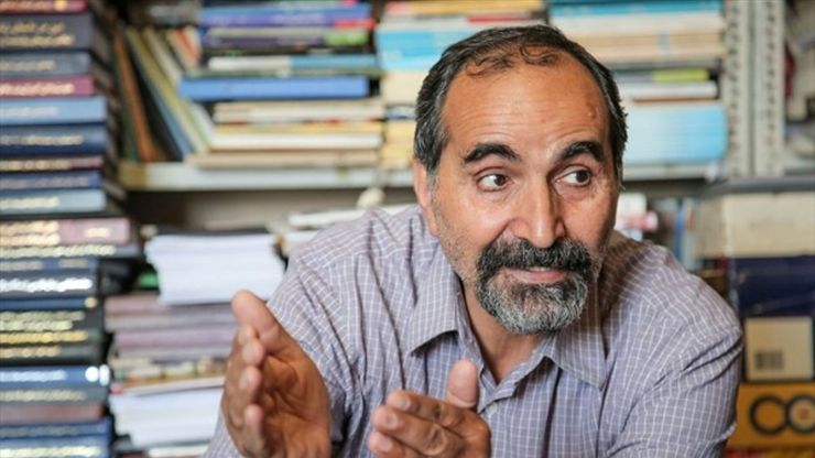 نیروهایی که تا امروز وظیفه تولید فرهنگ را روی دوش خودشان احساس می‌کردند به حاشیه رانده می‌شوند؛ یعنی سلبریتی‌ها پا جای پای نویسندگان و روشن‌فکران گذاشته‌اند.