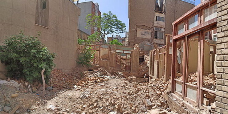 هنوز یک هفته از انتشار خبر تخریب خانه‌ لوکیشن فیلم «آشغال‌های دوست‌داشتنی» نمی‌گذشت که خبر رسید لودرها خانه‌ی «ارامنه تهران» را هم با خاک یکسان کردند، یکی را فقط لوکیشن یک فیلم نوستالژیک خواندند و دیگری را خانه‌ای تاریخی دانستند که دیوان عدالت اداری رأی به خروج از ثبت‌اش داده بود.