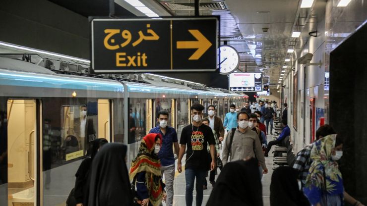 در ایستگاه‌های شریعتی، شهدا، مفتح و طبرسی خطوط قطار شهری ماسک رایگان میان شهروندان توزیع می‌شود.