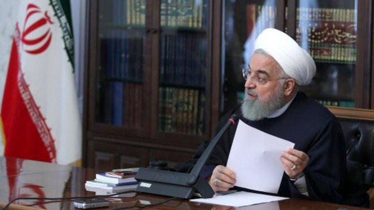 رئیس جمهور به وزیر کشور دستور داد به استانداران استانها و مسئولان شهرهایی که در روزهای اخیر شاهد رشد تعداد مبتلایان به ویروس کرونا بوده اند، ابلاغ کند که مراقبت ها را افزایش داده و با توجیه افکار عمومی و اطلاع رسانی دقیق، مردم را به رعایت کامل اصول بهداشتی دعوت کنند.