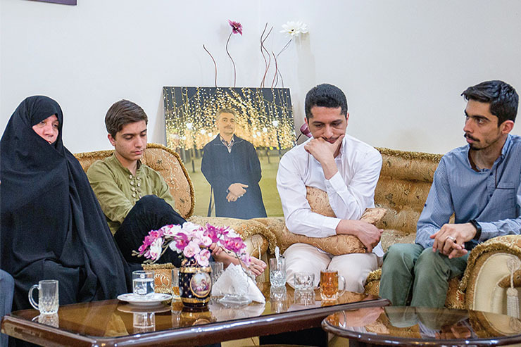 داغ پدر هنوز تازه است؛ مثل تاج‌های گلی که توی حیاط خانه به‌ردیف چیده شده است، مثل بغض مادر که بار‌ها بدون بهانه می‌شکند و چادر به صورت می‌کشد تا صورت خیسش را نبینیم...