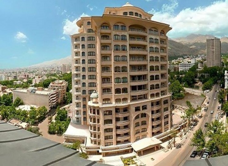 گفته می‌شود اکبر طبری در این برج لاکچری سکونت دارد و آن را به عنوان رشوه از دانیال زاده گرفته است.