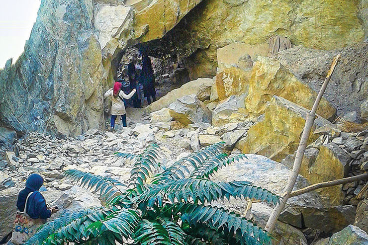 از سمت روستای قلعه سرهنگ به کوه‌های جنوب مشهد آمدم تا از اهالی قدیمی این محل درباره غار‌هایی که در این محدوده وجود دارند، اطلاعاتی کسب کنم. در میان انواع جاذبه‌ها مانند چشمه‌های جوشان با آب‌های گوارا و غار‌های کوچک و بزرگی که برخی از آن‌ها فقط به اندازه جان‌پناهی یک نفره است غاری به نسبت بزرگ توجه مرا جلب می‌کند. غاری که به دست انسان ساخته شده است. غار پروانه ها.